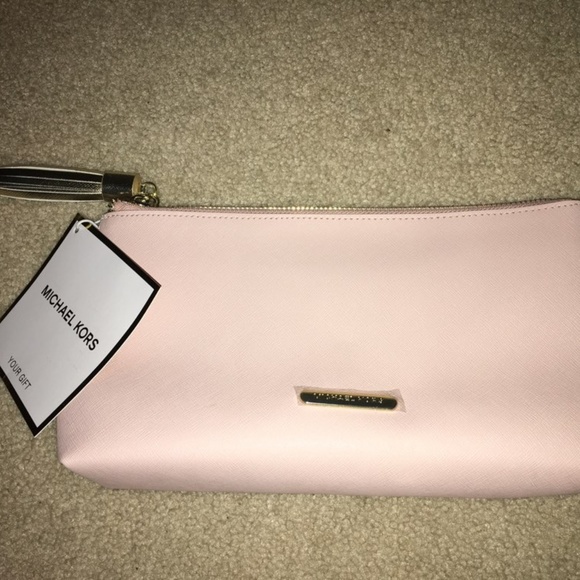 Michael Kors Handbags - NWT Michael Kors Stylish Clutch